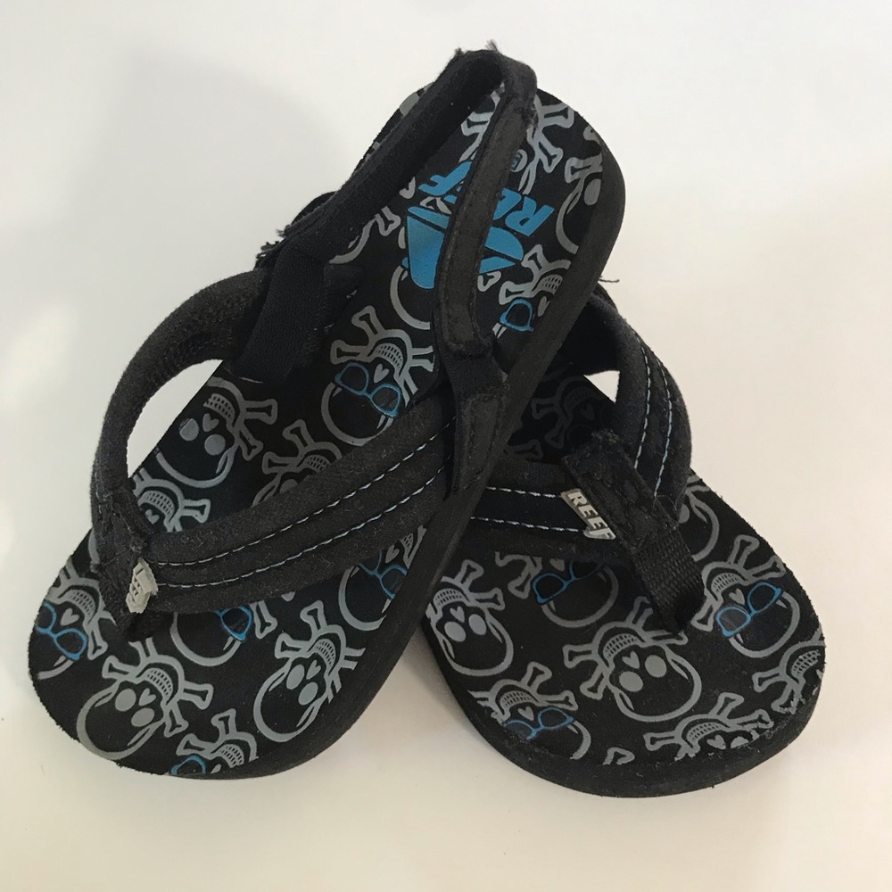 Reef Ahi skull sandals. Size 5/6